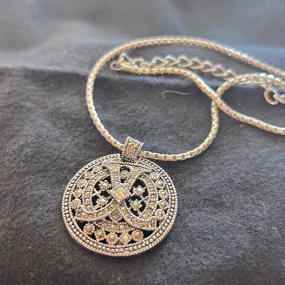 Silver necklace with round pendent - Picture 2 of 3